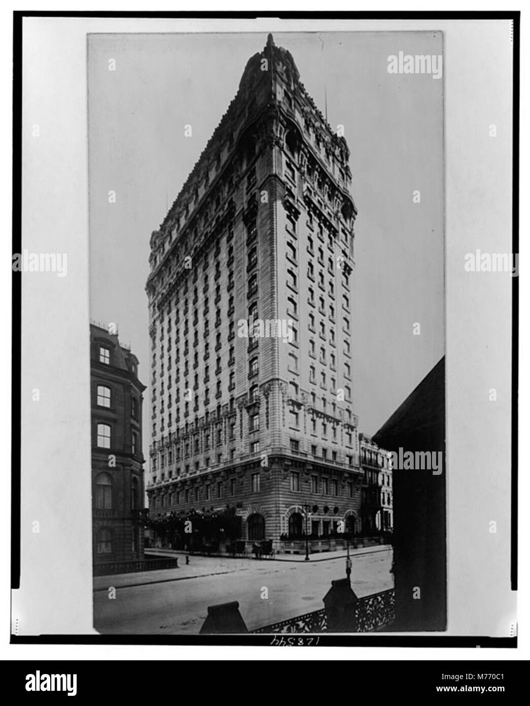 Dieses Bild zeigt das St. Regis Hotel an der Kreuzung von 5th Avenue und 55th Street in New York. Das Hotel ist ein Wahrzeichen in der luxuriösen Gastfreundschaft der Stadt, bekannt für seine Geschichte und architektonische Eleganz. Stockfoto