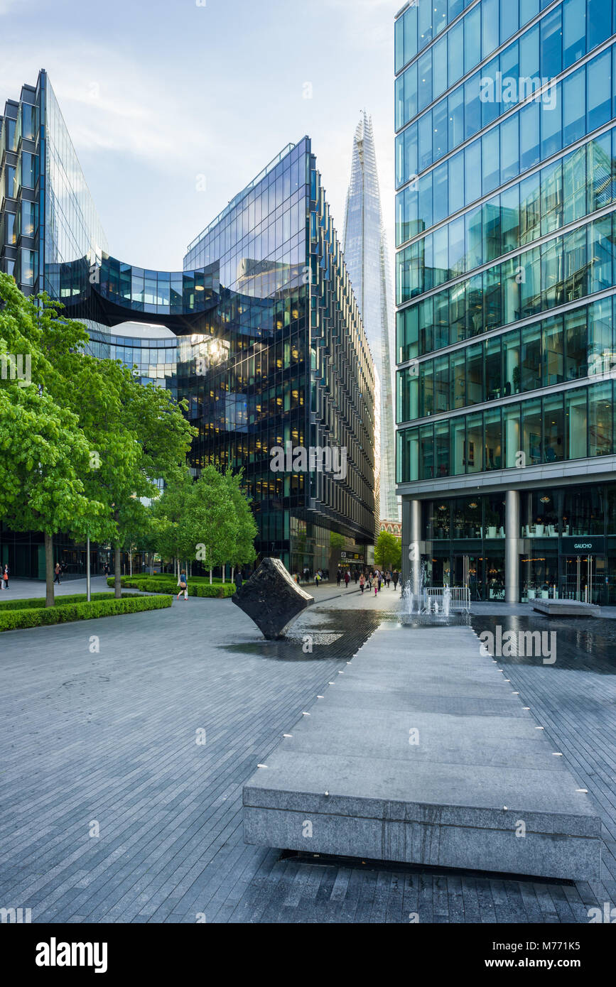 Der Blick hinunter mehr London Riverside Von Rathaus mit Gebäuden und der Shard im Hintergrund, London, UK Stockfoto
