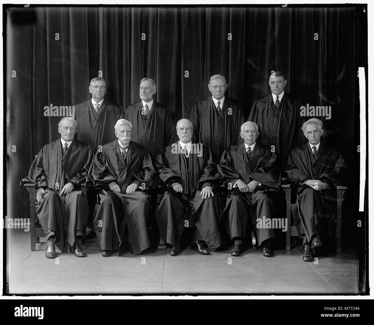 Ein Foto des Obersten Gerichtshofs der Vereinigten Staaten während der Amtszeit des Obersten Richters Charles Evans Hughes, der das historische Gericht während der Sitzung festnahm. Stockfoto