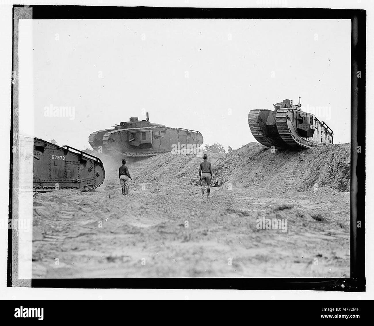 Bild einer Panzervorführung im Camp Meade mit militärischer Ausrüstung und Ausbildung. Die Veranstaltung beleuchtet die Rolle von Panzern bei militärischen Übungen im frühen 20. Jahrhundert. Stockfoto