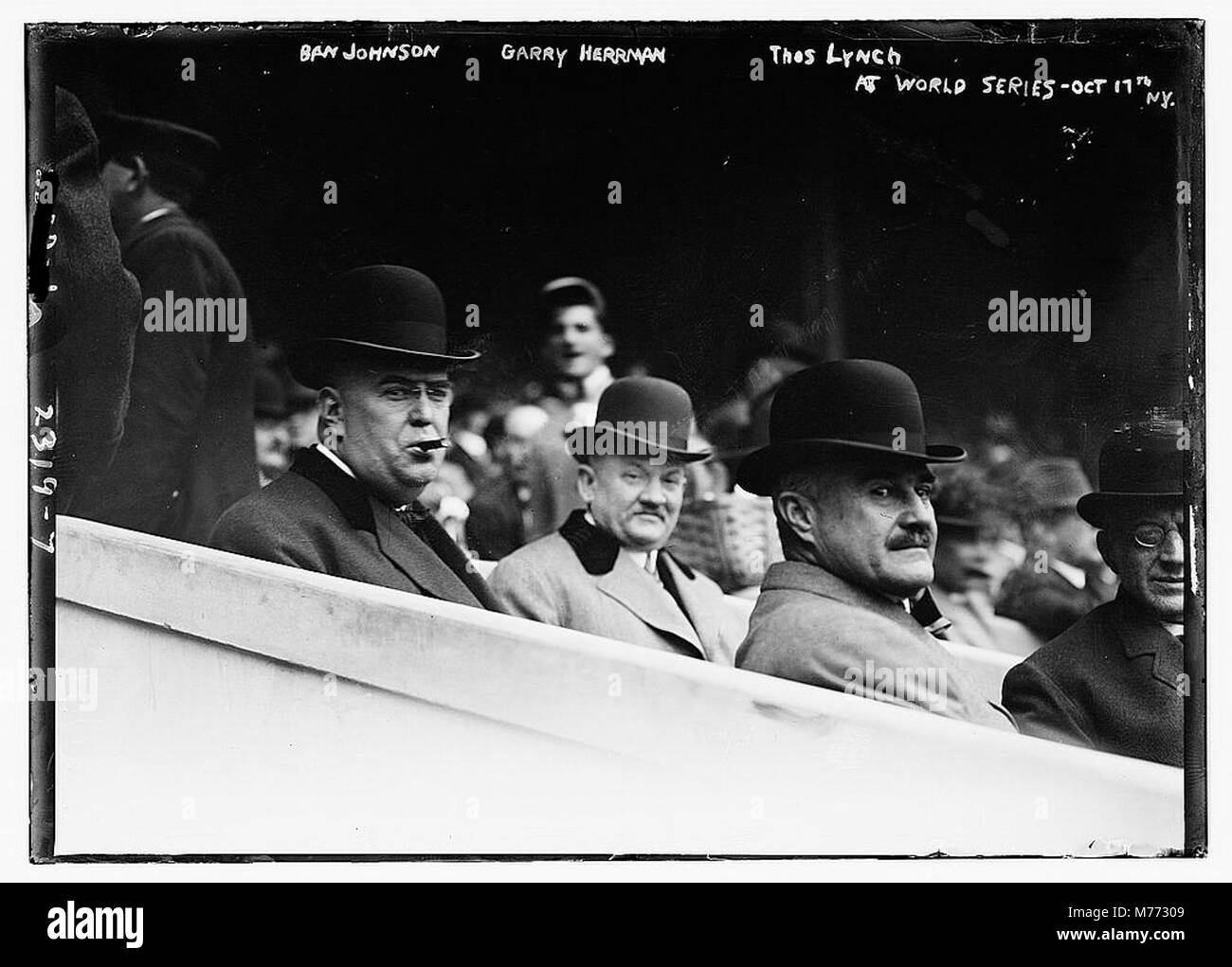 Ein historisches Bild mit Ban Johnson, Garry Herrman und Thomas Lynch, namhaften Figuren im Baseball, aufgenommen während der World Series in New York. Das Bild zeigt die damalige Spitzenposition im Sport. Stockfoto