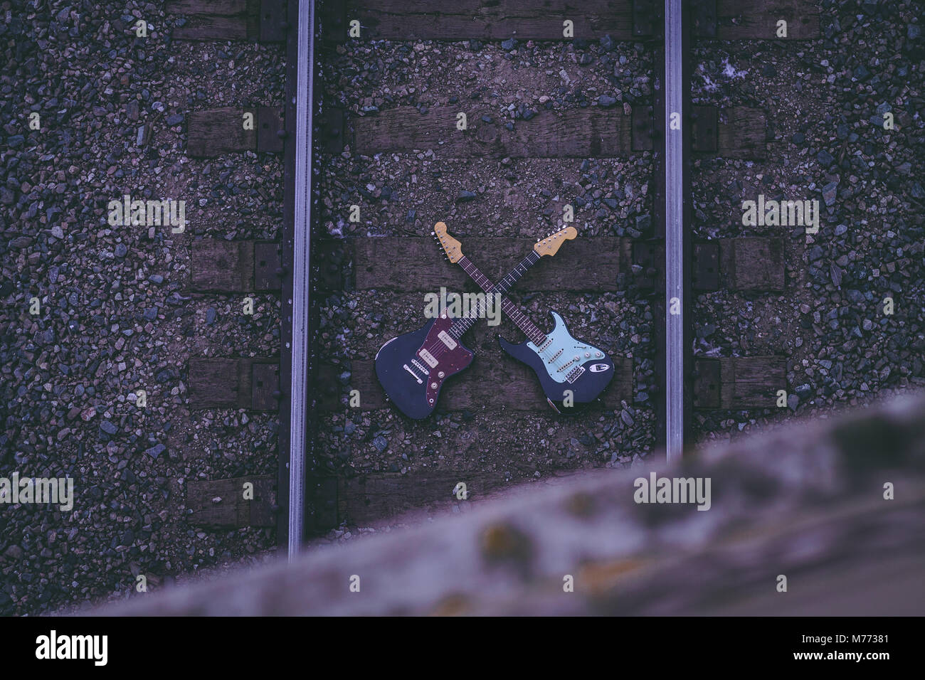 Nach Ansicht von zwei E-Gitarren auf eine Eisenbahn Stockfoto