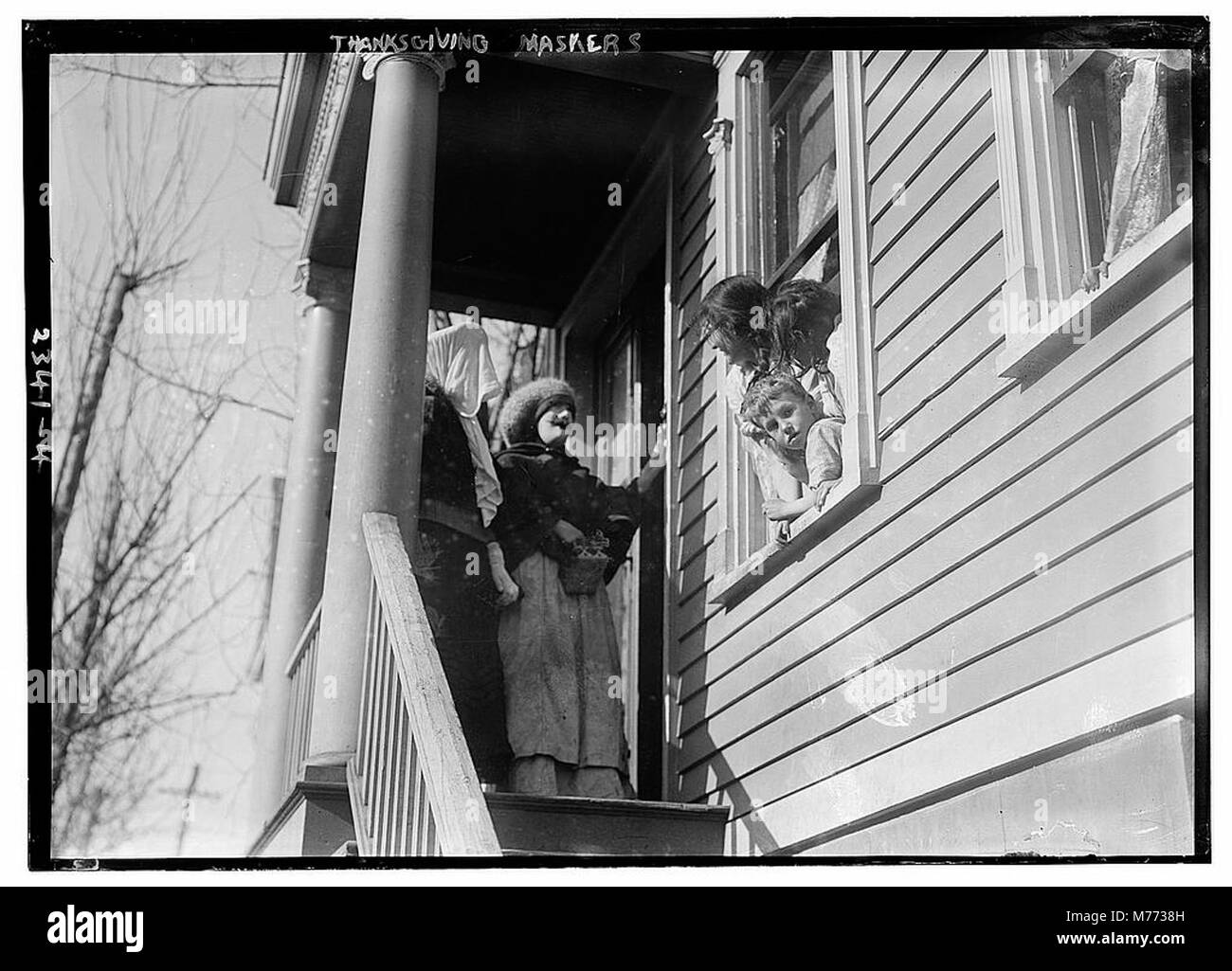 Dieses Bild zeigt eine Gruppe von Thanksgiving-Maskiern, Einzelpersonen in Kostümen, um den Feiertag zu feiern. Maskierungstraditionen sind Teil bestimmter kultureller Feiern, bei denen die Teilnehmer zum festlichen Anlass aufwendige Kostüme tragen. Das Foto fängt diese einzigartige kulturelle Praxis während Thanksgiving-Feiern ein. Stockfoto