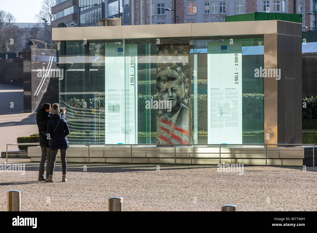 Europäische Kommission, Berlaymont, Brüssel, Vitrine mit Ein Teil der Berliner Mauer und Informationstafeln über die Geschichte der Berliner Stockfoto