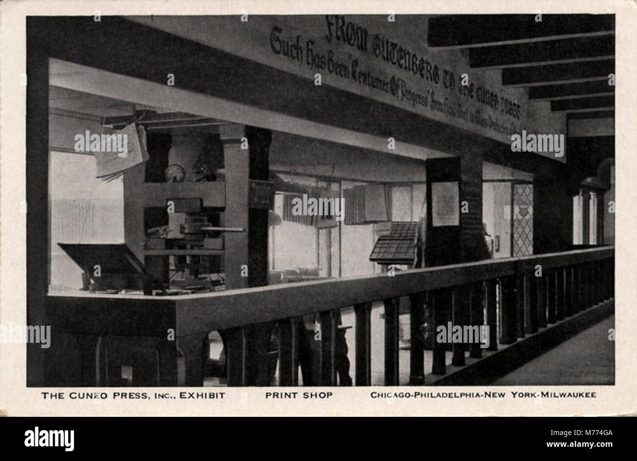 Ein Bild, das die Ausstellung der Druckerei Cuneo Press, Inc. Zeigt und einen Einblick in den Druckprozess und den Betrieb einer prominenten Druckerei aus dem frühen 20. Jahrhundert bietet. Stockfoto