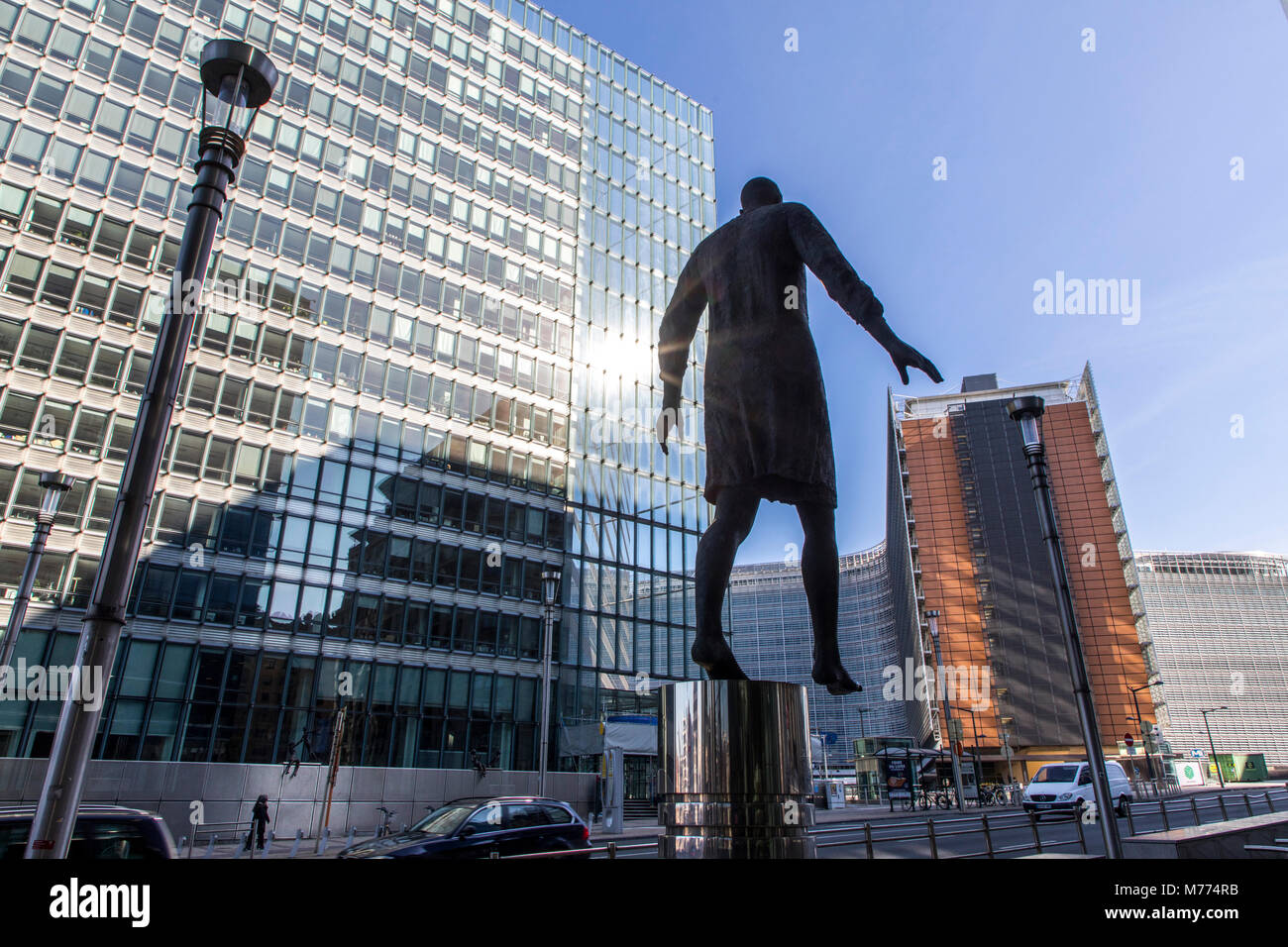 Europäische Kommission, Berlaymont, Brüssel, Stepping Forward Artwork von Hanneke Beaumont, in der Rue de la Loi, Stockfoto