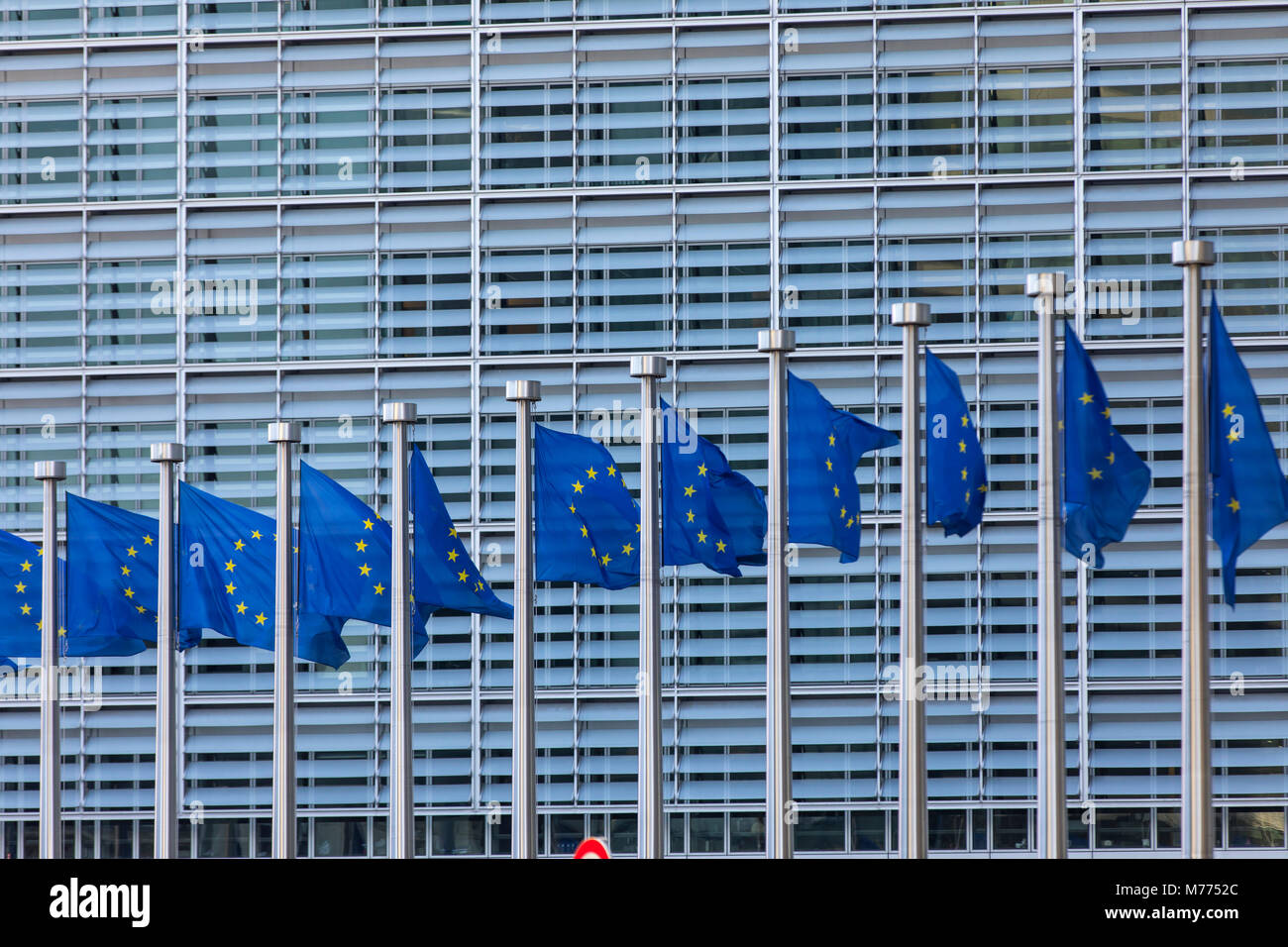 Europäische Flaggen vor dem Gebäude der Europäische Kommission, Berlaymont, Brüssel, Belgien, Stockfoto
