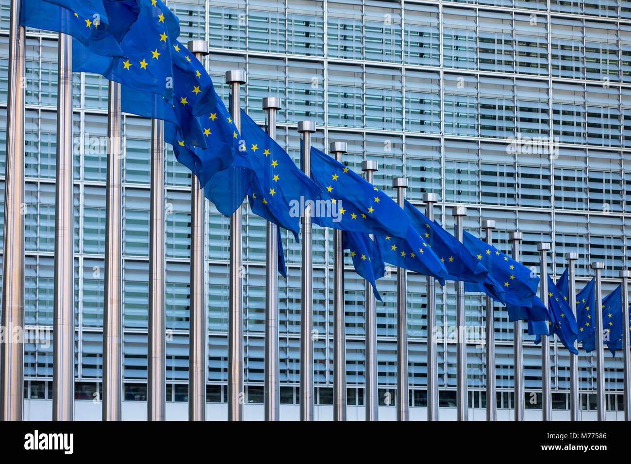 Europäische Flaggen vor dem Gebäude der Europäische Kommission, Berlaymont, Brüssel, Belgien, Stockfoto