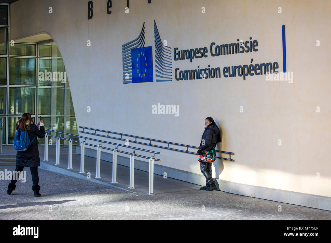 Europäische Flaggen vor dem Gebäude der Europäische Kommission, Berlaymont, Brüssel, Belgien, Touristen, Stockfoto
