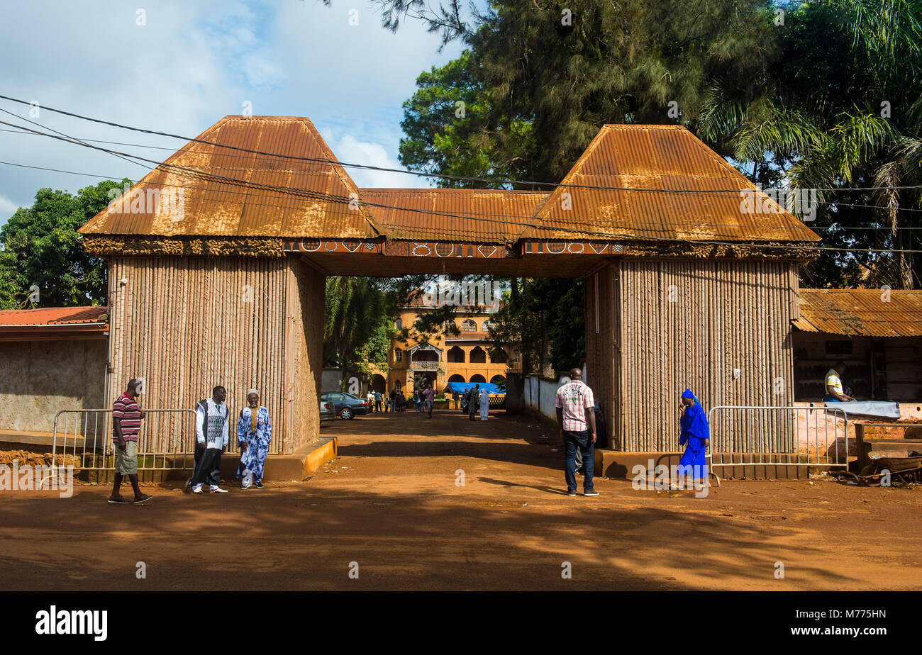 Eingang zum Palast des Sultans von Foumban Bamun an, Kamerun, Afrika Stockfoto