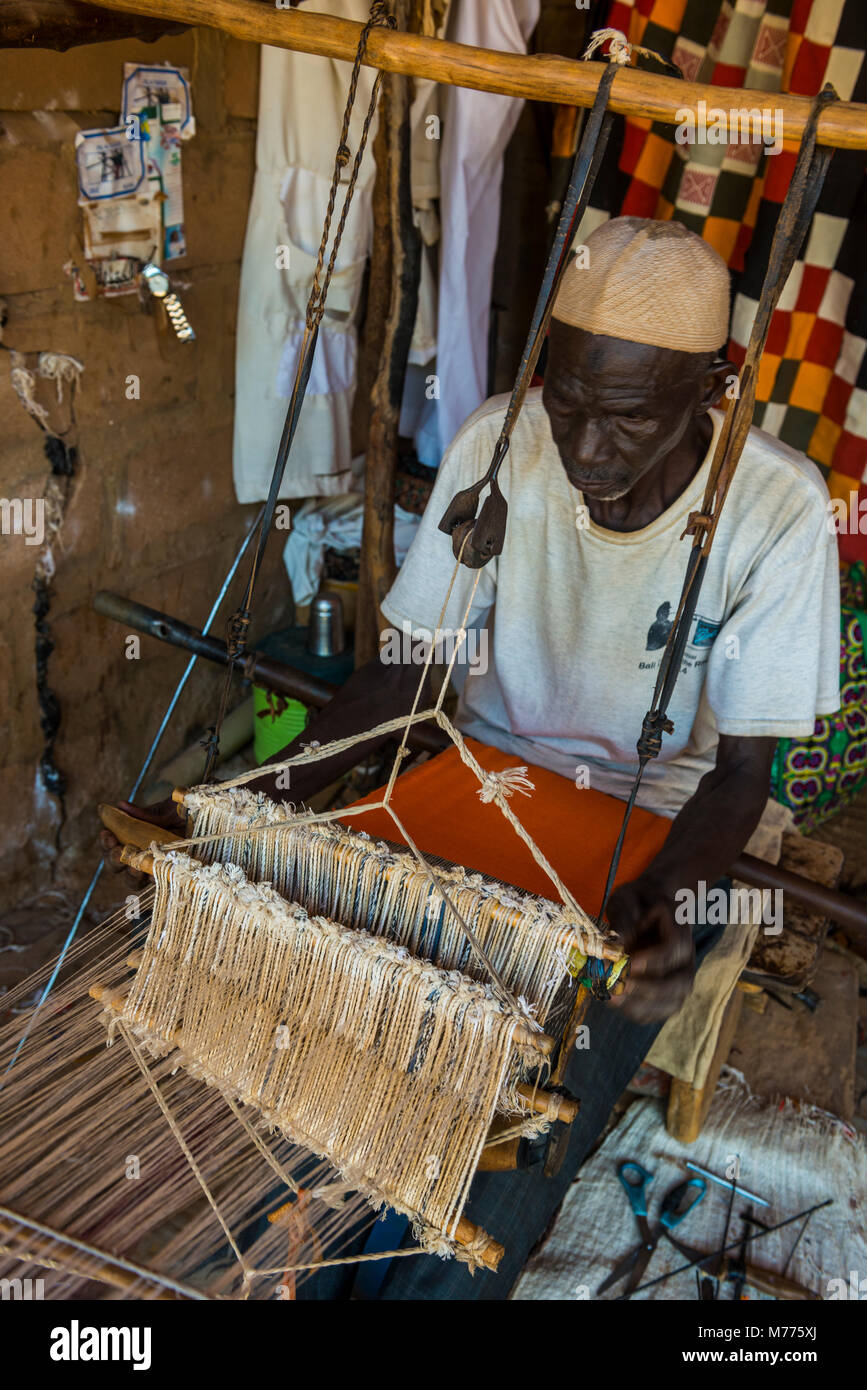 Man Weben auf einem traditionellen Webstuhl in das National Museum, Niamey, Niger, Afrika Stockfoto
