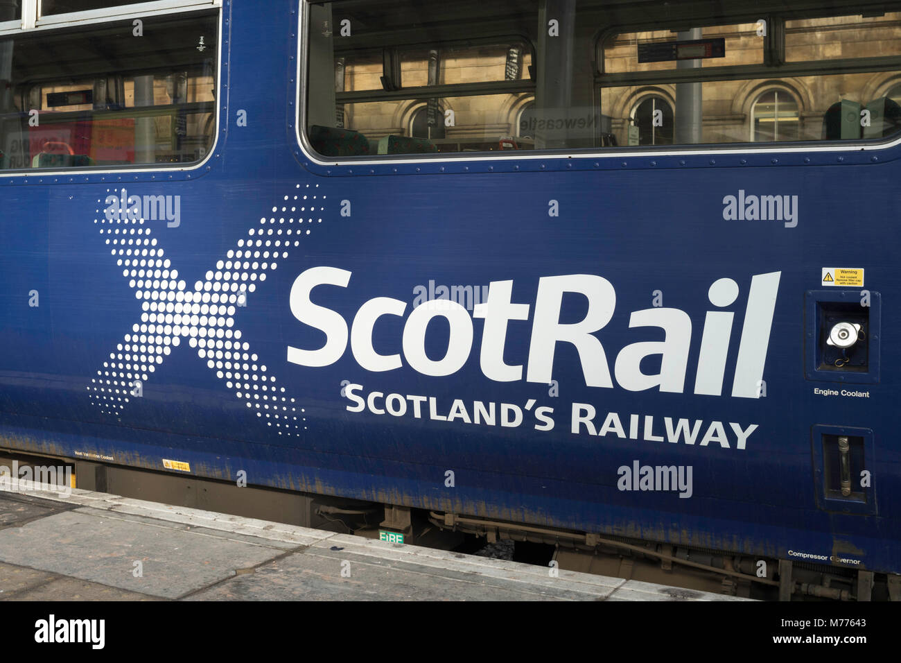 ScotRail Logo an der Seite des Wagens, Schottlands Eisenbahn. Stockfoto
