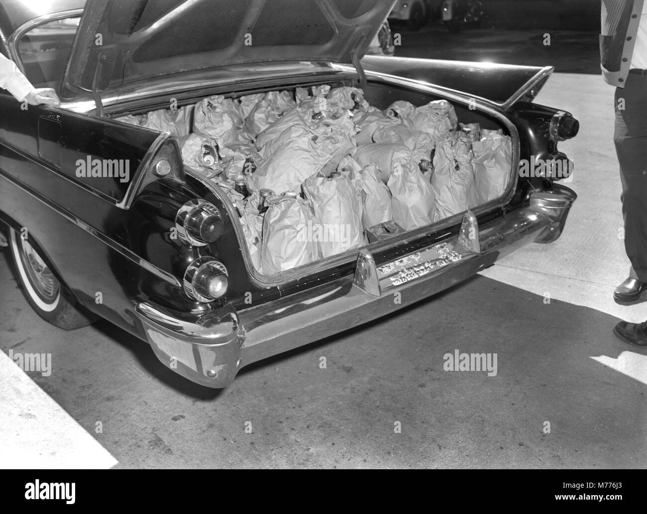 Georgia Polizei Anzeige ein Automobil Trunk mit illegalen Moonshine im US-Bundesstaat Georgia gefüllte, Ca. 1962. Stockfoto