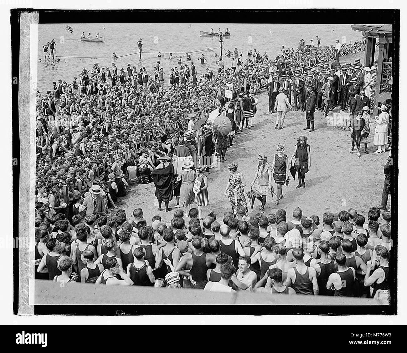 Eine Szene aus dem Bathing Beach Contest am 17. Juni 1922, in der Teilnehmer an der Wettkampfveranstaltung an einem öffentlichen Strand gezeigt werden, was die Popularität solcher Wettbewerbe während des frühen 20. Jahrhunderts widerspiegelt. Stockfoto