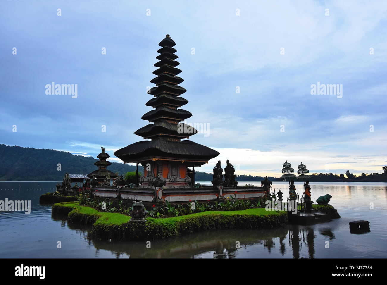 Balinesischen Tempel auf dem Wasser platziert Stockfoto