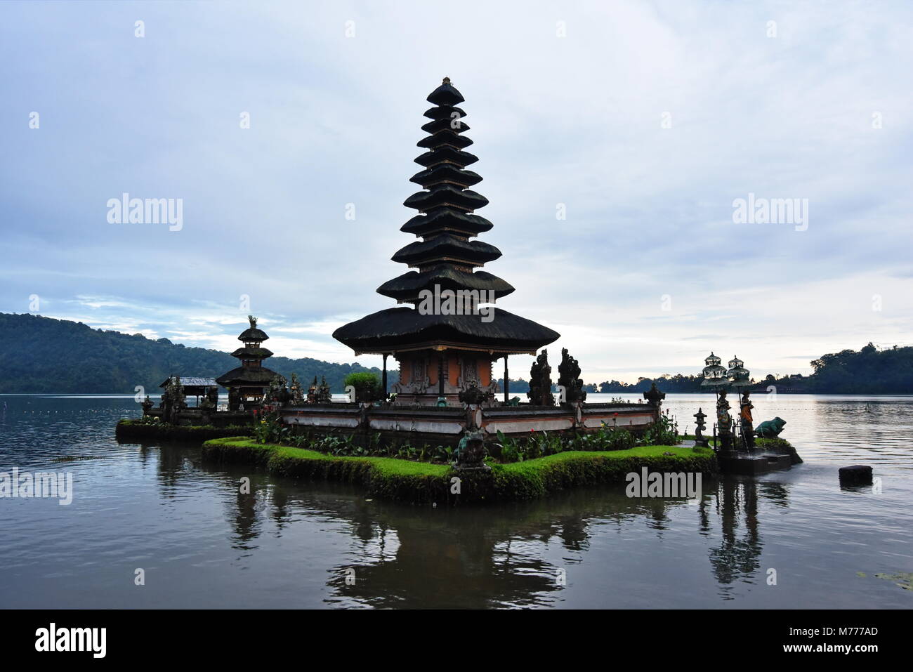 Balinesische Pagode auf dem Wasser platziert Stockfoto