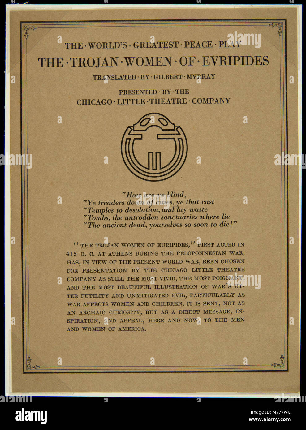 Ein historisches Poster für die Aufführung von Euripides' Tragödie „die Trojanischen Frauen“, bekannt als eines der größten Friedensspiele, 1915. Das Bild unterstreicht die kulturelle und dramatische Bedeutung des Stücks im Theater des frühen 20. Jahrhunderts. Stockfoto