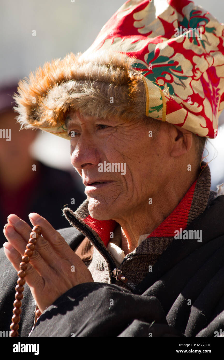 Mann, der betet an der Jokhang Tempel der Barkhor Platz, Lhasa, Tibet, China, Asien Stockfoto