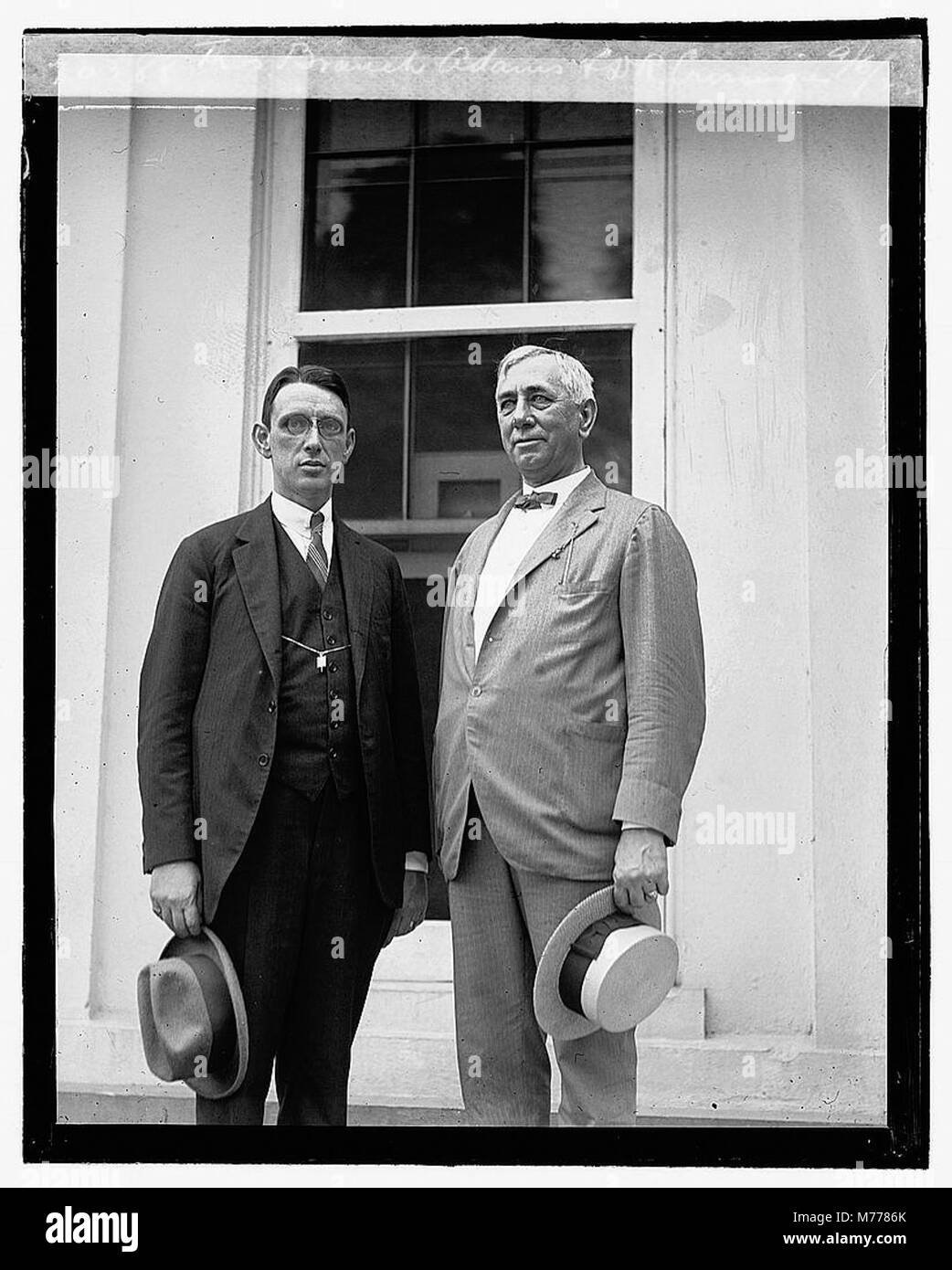 Foto von Thos. Branch Adams und D.R. Crissinger nahmen am 6. September 1922 zwei prominente Persönlichkeiten im amerikanischen Geschäft des frühen 20. Jahrhunderts auf. Stockfoto