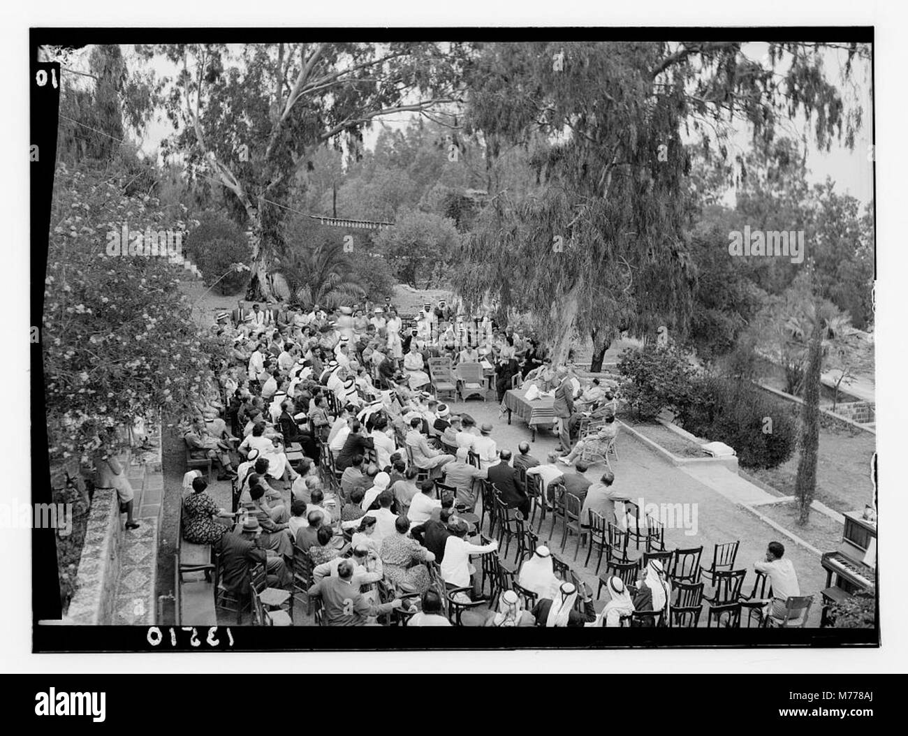 Dieses Foto zeigt Dr. Torrances Halbjubiläum-Feier in Tiberias, mit Mr. Whiting als älterer Staatsmann. Die Veranstaltung markierte wahrscheinlich einen wichtigen Meilenstein in Dr. Torrances Karriere oder Beiträgen für die Gemeinde. Stockfoto