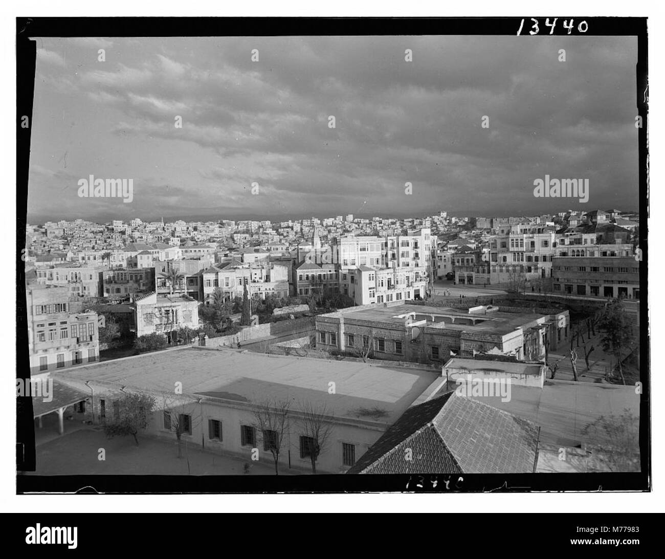 Ein Blick auf Tripolis, Libanon, vom Dach des Hauses Decherd, bietet einen Einblick in die Architektur der Stadt und die umliegende Landschaft. Stockfoto