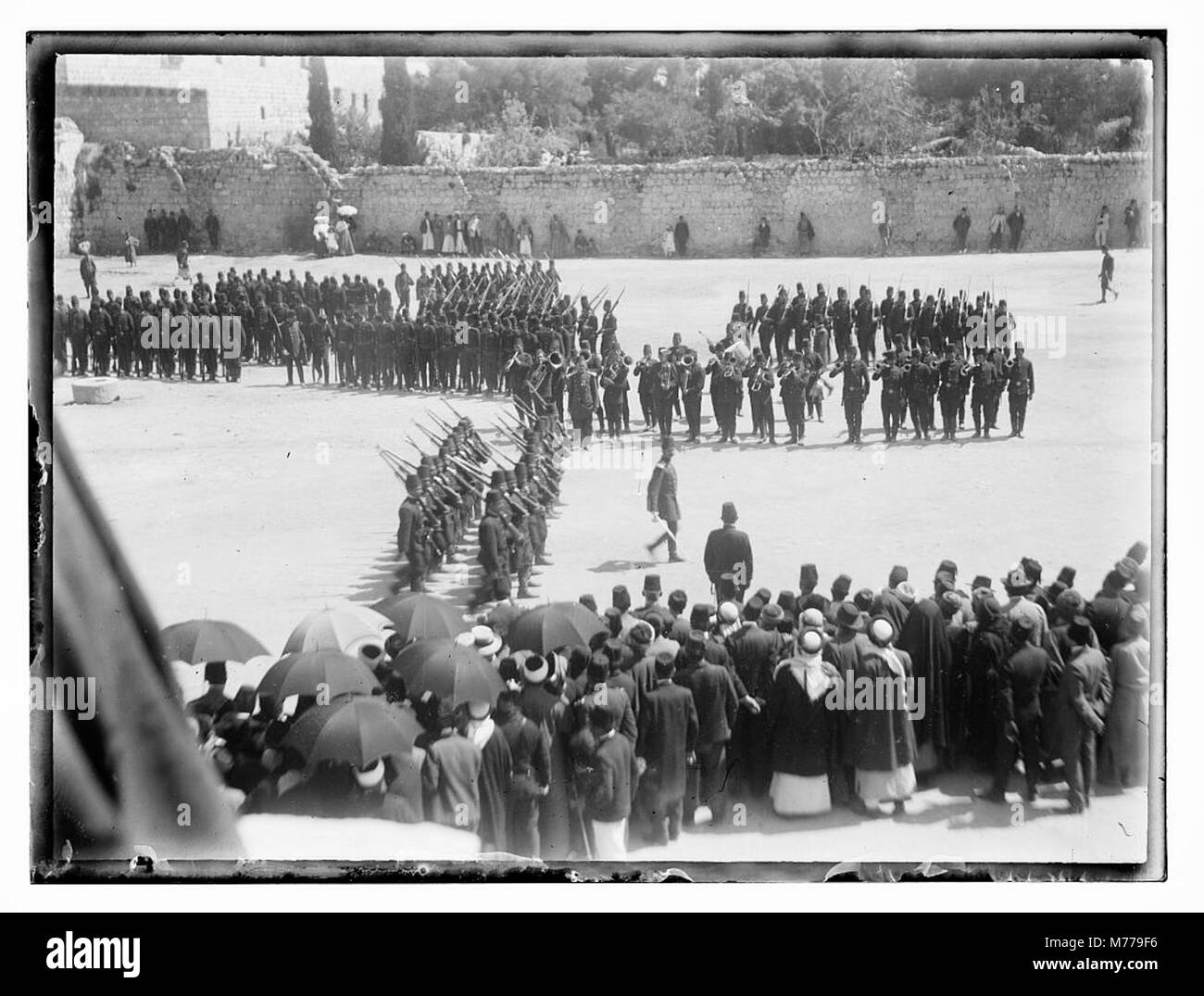 Eine Fotografie der türkischen Armee, die während des Ersten Weltkriegs auf der Parade war. Das Bild zeigt die militärische Formation und den zeremoniellen Aspekt der Veranstaltung und zeigt die militärische Stärke und Disziplin der osmanischen Streitkräfte. Stockfoto