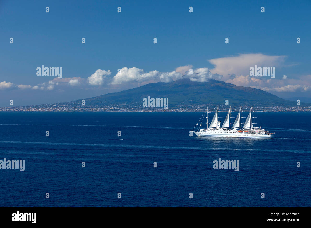 Vesuv aus auf die Bucht von Neapel mit Wind Surf Kreuzfahrtschiff im Vordergrund, Kampanien, Italien, Europa Stockfoto