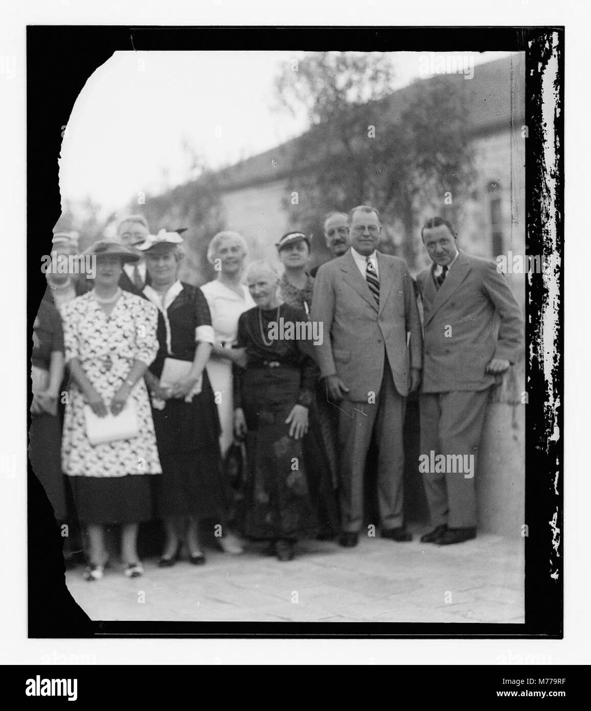 Ein Foto von US-Senatoren und ihren Frauen in Jerusalem aus dem Jahr 1936, das einen diplomatischen Besuch im Nahen Osten während einer bedeutenden politischen Periode feststellt. Stockfoto