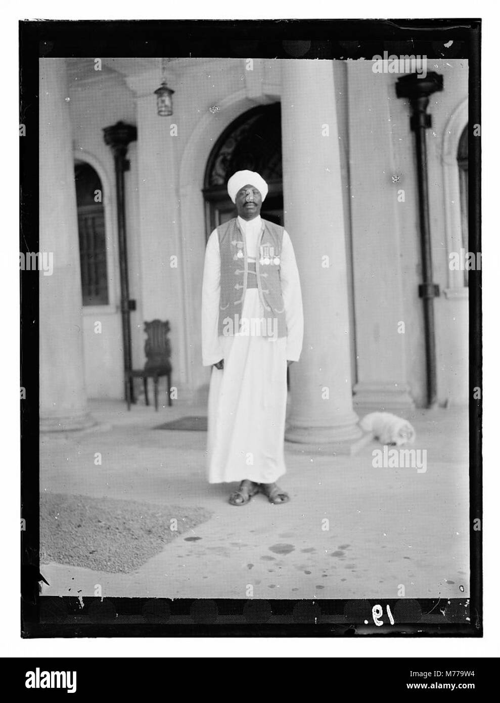 Ein Foto des Regierungshauses in Entebbe, Uganda, mit einer nubischen Garde, die beobachtet wird. Das Bild spiegelt die Kolonialgeschichte und Verwaltungsarchitektur Ugandas während der britischen Herrschaft wider. Stockfoto
