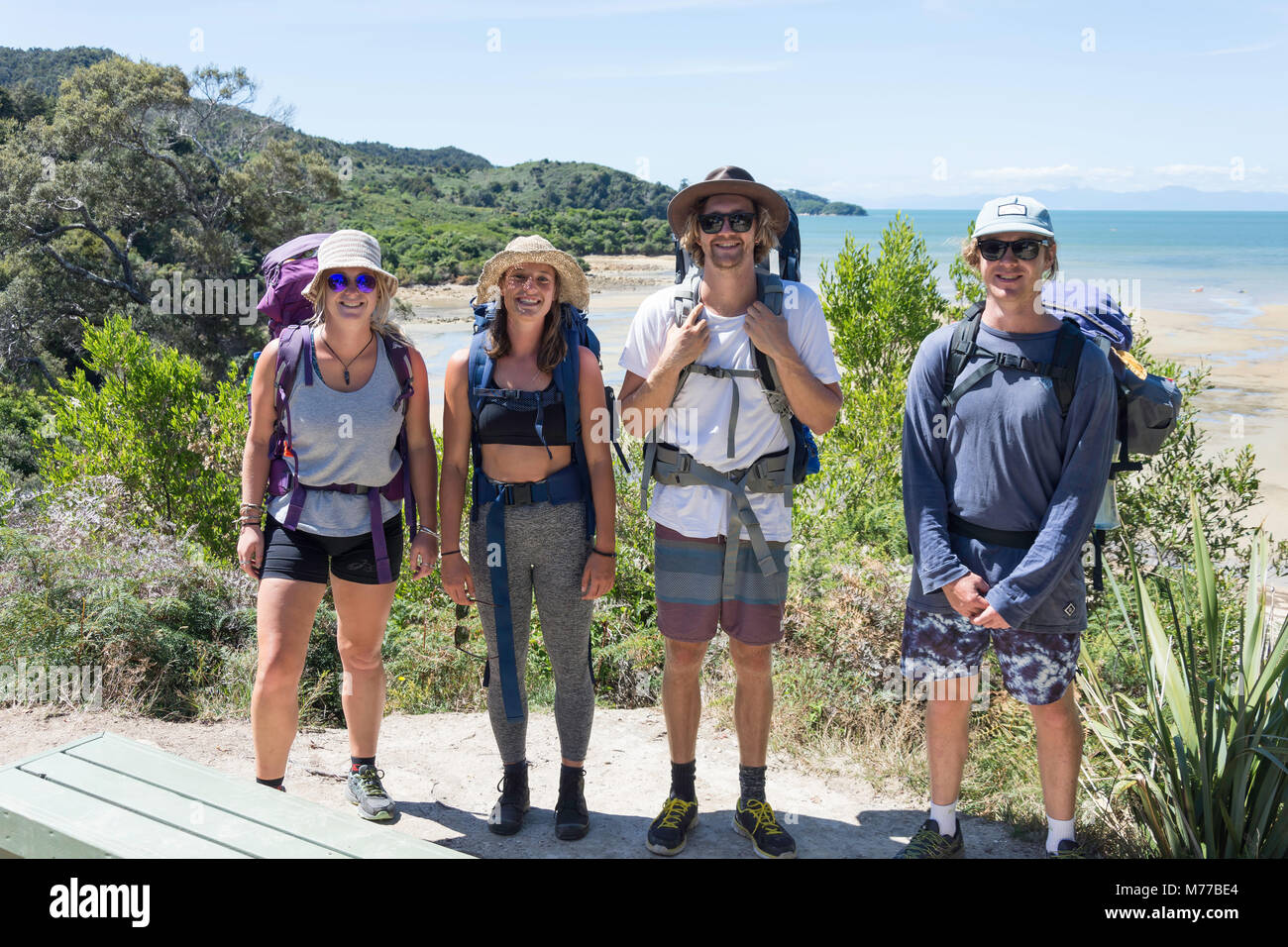 Junge rucksacktouristen am Aussichtspunkt auf Küstenweg Gehweg, Abel Tasman National Park, Marahau, Tasman Bay, Tasman, Neuseeland Stockfoto