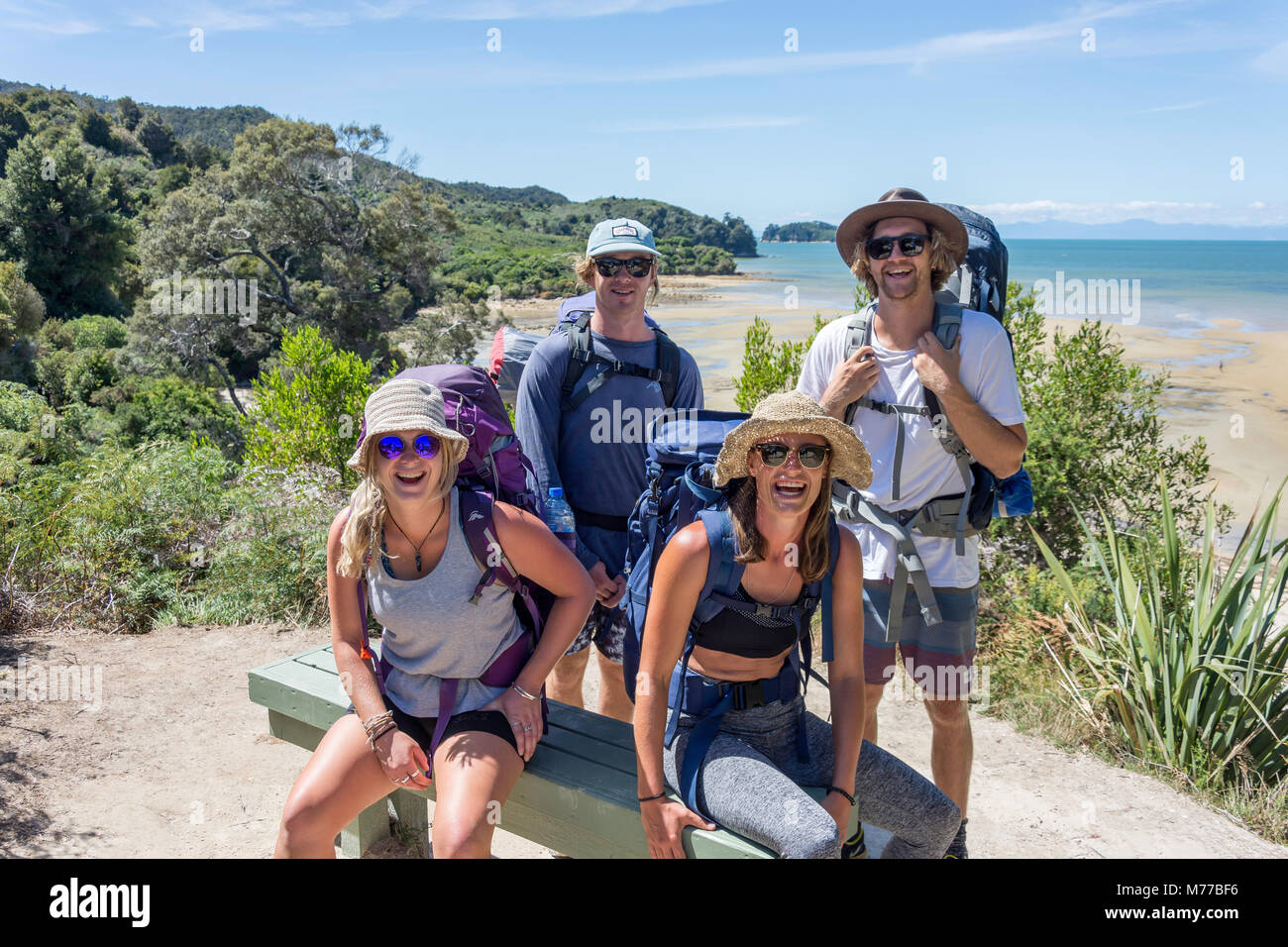 Junge rucksacktouristen am Aussichtspunkt auf Küstenweg Gehweg, Abel Tasman National Park, Marahau, Tasman Bay, Tasman, Neuseeland Stockfoto