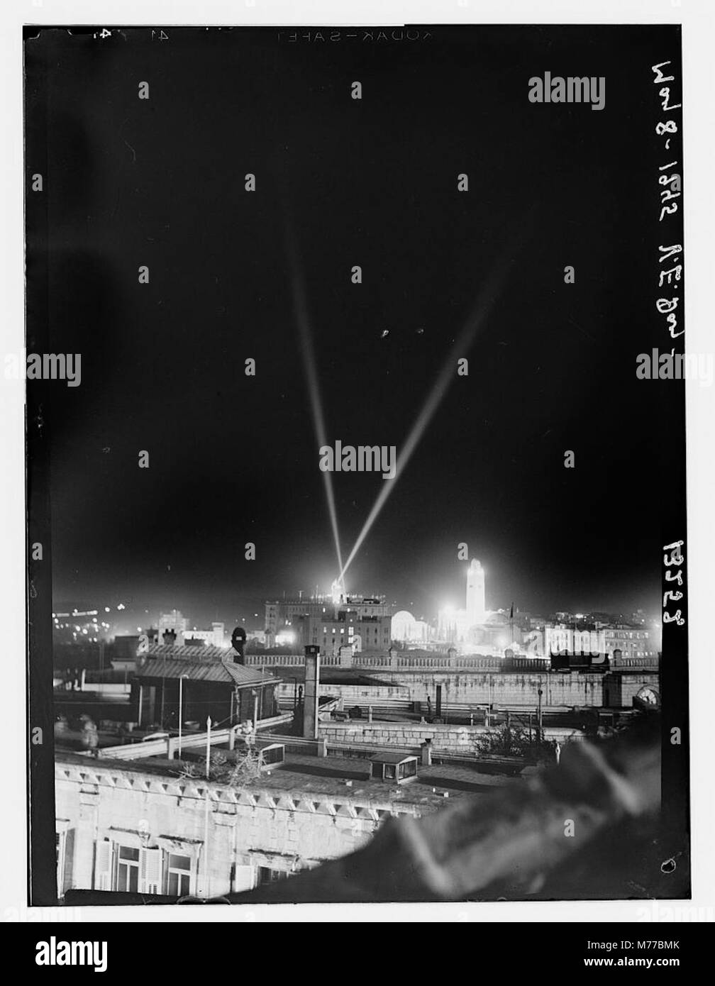 Ein nächtliches Foto vom 8. Mai 1945 anlässlich des V.E. Day mit dem beleuchteten King David Hotel (K.D.) und Y.M.C.A. Gebäuden in Jerusalem. Die Lichter symbolisieren das Ende des Zweiten Weltkriegs und die Feier des Sieges in Europa. Stockfoto