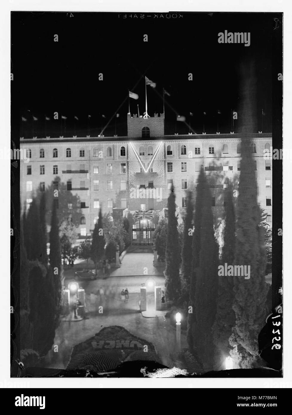 Das King David Hotel in Jerusalem wird bei Nacht auf diesem V.J. Day Foto beleuchtet. Das Bild fängt die historische Bedeutung des Hotels am Ende des Zweiten Weltkriegs ein und diente als Symbol des Friedens und der Feier in Jerusalem zur Zeit des Sieges über Japan. Stockfoto