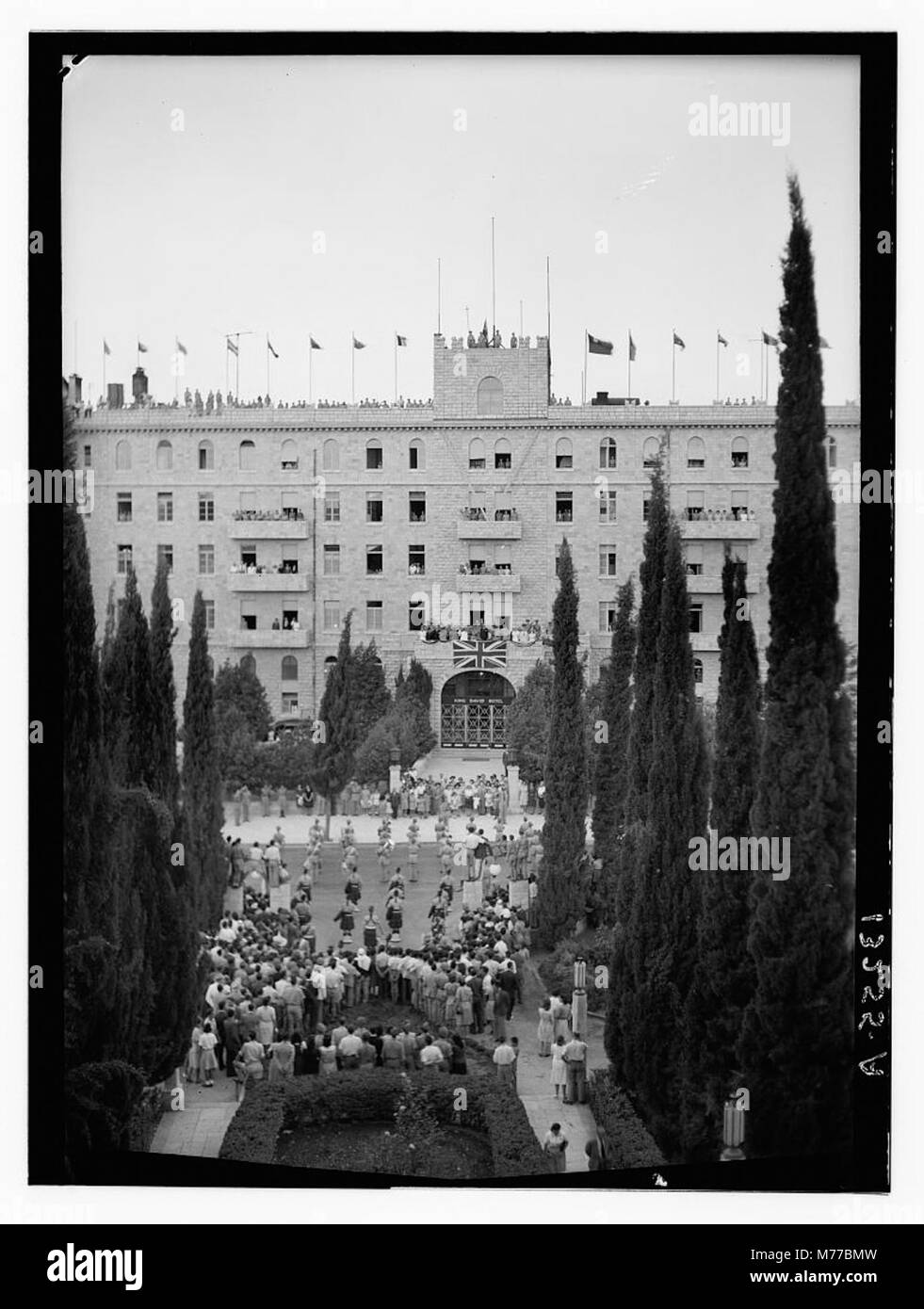 Das Foto zeigt das Klingen des Rückzugs am V.J.-Tag vor dem King David Hotel in Jerusalem, das das Ende des Zweiten Weltkriegs markiert Stockfoto