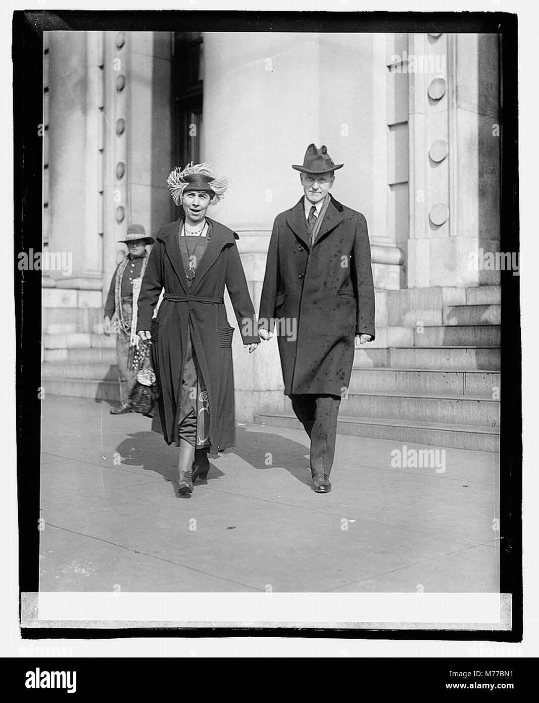Ein formelles Foto von Vizepräsident Calvin Coolidge und seiner Frau, aufgenommen am 1. März 1921, das einen bedeutenden Moment in den frühen Jahren der Coolidge-Regierung festnimmt. Stockfoto