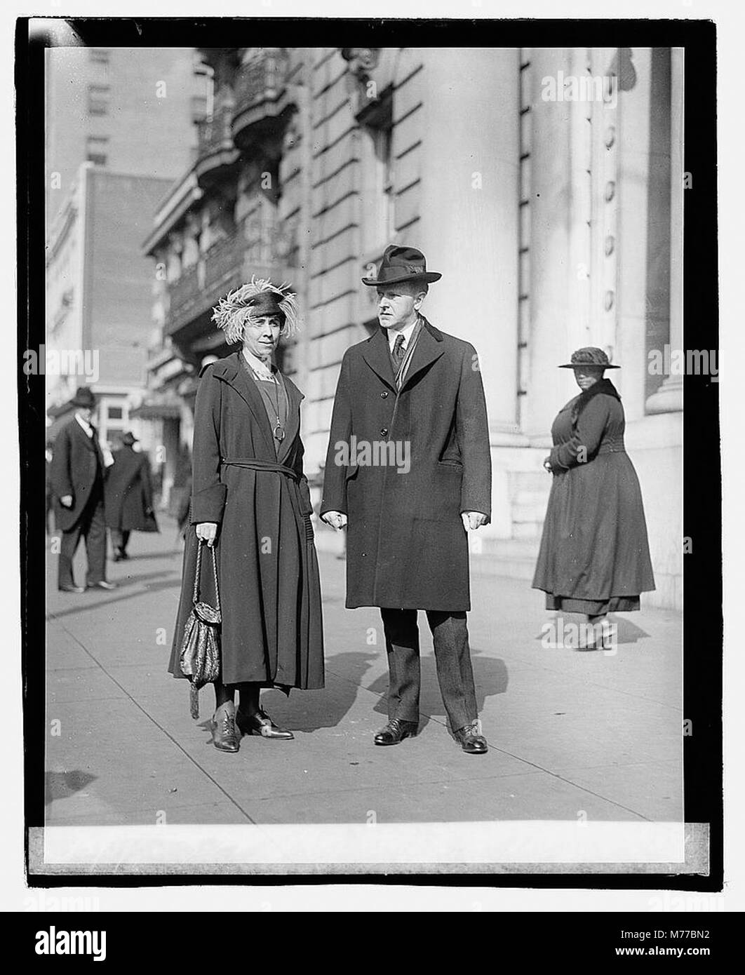 Ein Foto von Vizepräsident Calvin Coolidge und seiner Frau am 1. März 1921. Das Bild fängt das Paar in einer formalen Umgebung ein, die das politische Klima des frühen 20. Jahrhunderts widerspiegelt. Stockfoto