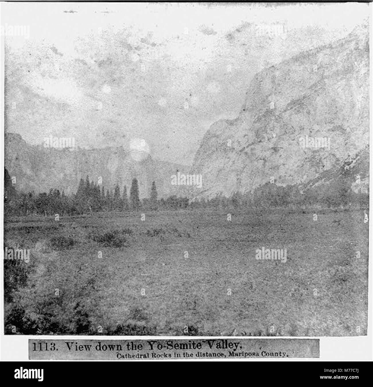 Dieses Foto zeigt einen Blick auf das Yosemite Valley, mit Cathedral Rocks in der Ferne. Das Bild zeigt die natürliche Schönheit von Mariposa County in Kalifornien. Stockfoto