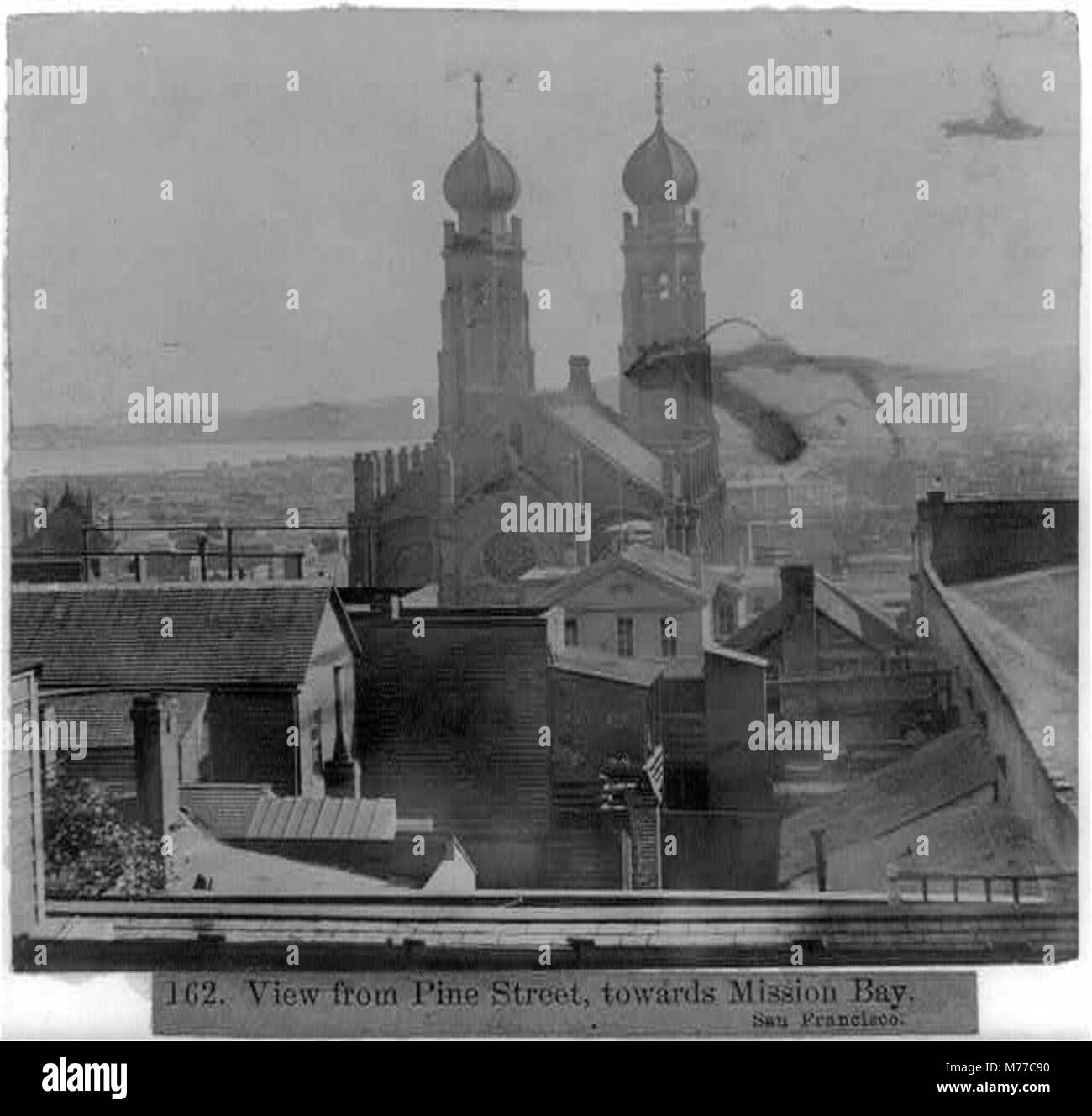 Dieses Bild zeigt den Blick von der Pine Street in Richtung Mission Bay in San Francisco und zeigt die städtische Landschaft und die Uferpromenade der Stadt. Das Foto zeigt die geschäftige Natur von San Franciscos Landschaft und bietet einen malerischen Blick auf die Bucht. Stockfoto
