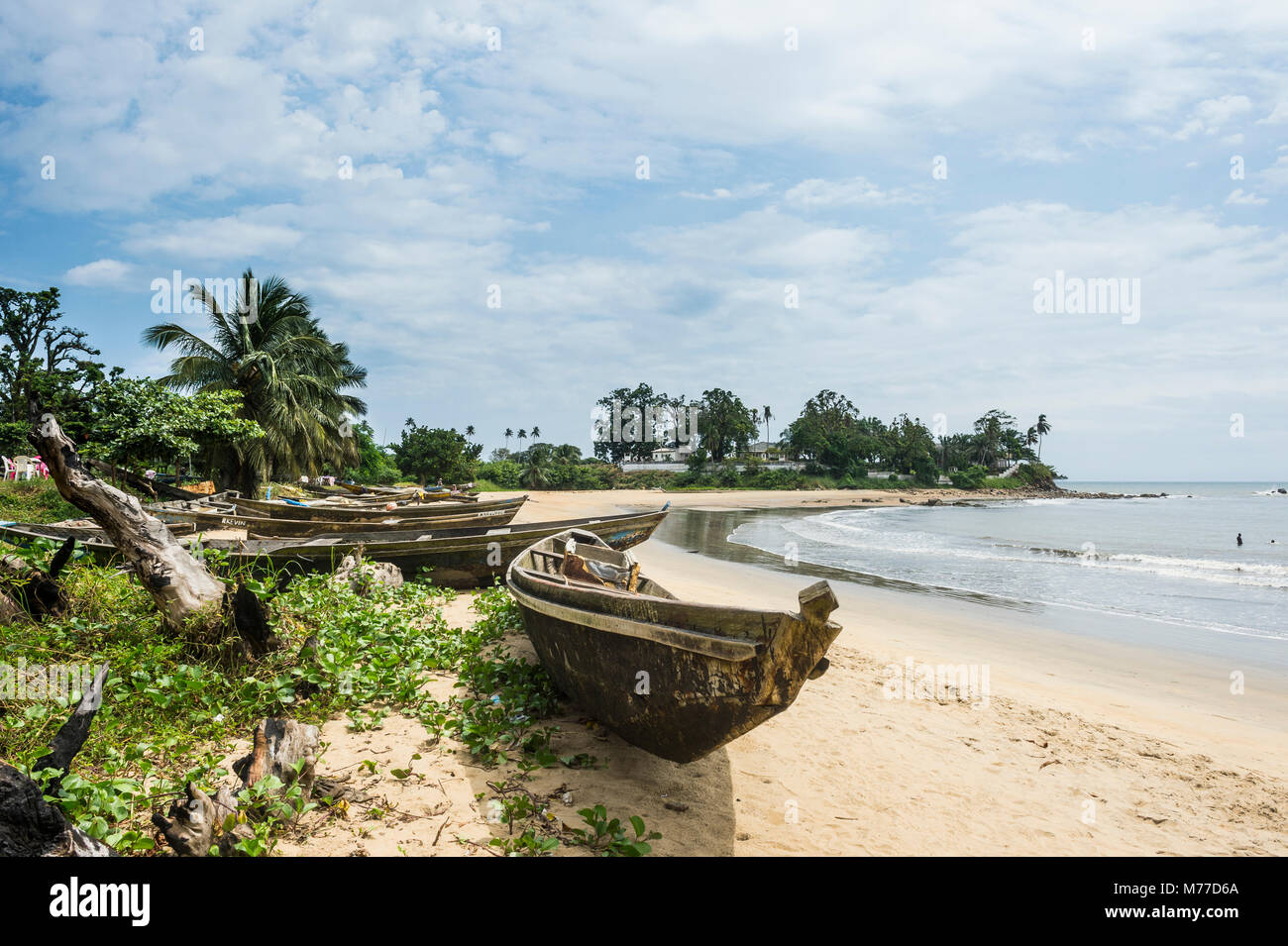 Fischerboote am Strand von Kribi, Kamerun, Afrika Stockfoto