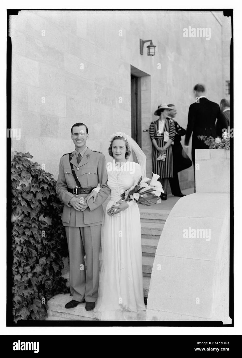 Foto von der Watson-Hochzeit am 10. Juni 1942, in der das Paar und seine Gäste in einer formellen Hochzeitsatmosphäre festgehalten werden. Stockfoto
