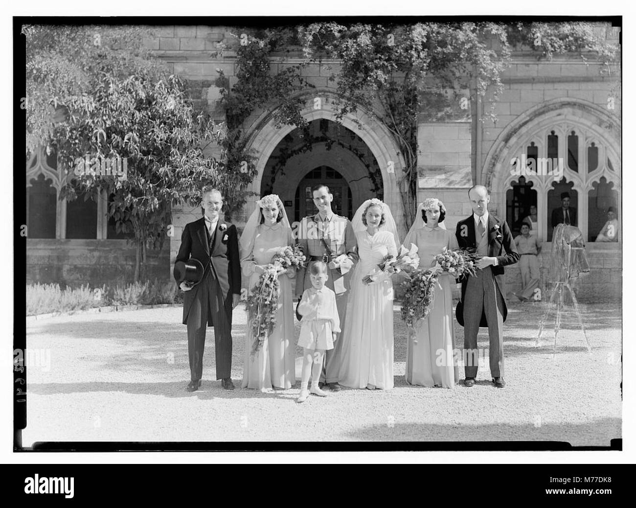 Dieses Foto zeigt die Watson-Hochzeit am 10. Juni 1942, die einen Moment der Feier in den frühen 1940er Jahren dokumentiert Das Bild spiegelt die Mode und die soziale Atmosphäre der Ära wider und markiert ein bedeutendes persönliches Ereignis. Stockfoto