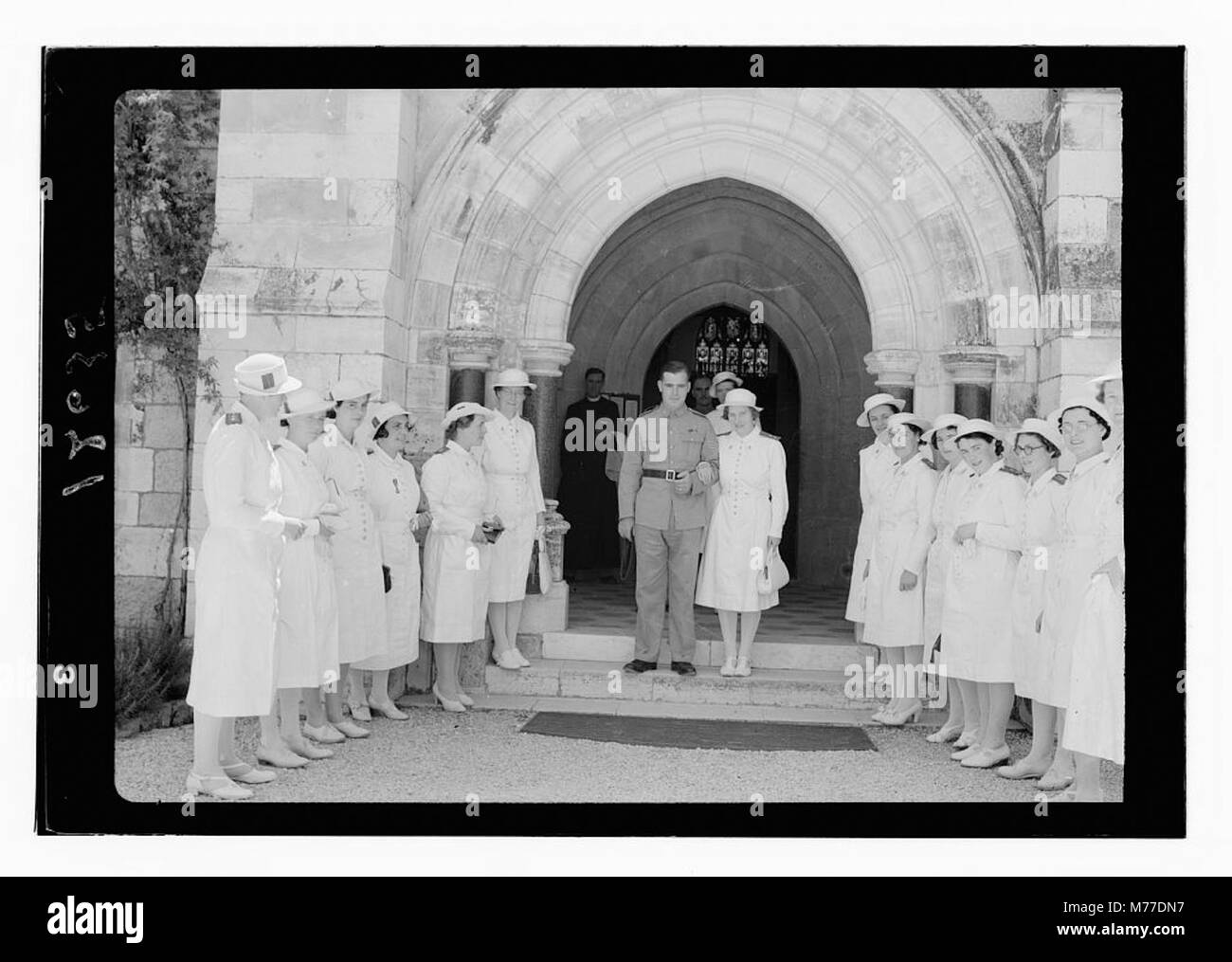 Ein historisches Foto vom 3. Juni 1942, das eine Braut und einen Bräutigam zeigt, die St. George's Cathedral mit einer Ehrenwache aus Schwestern verlassen. Stockfoto