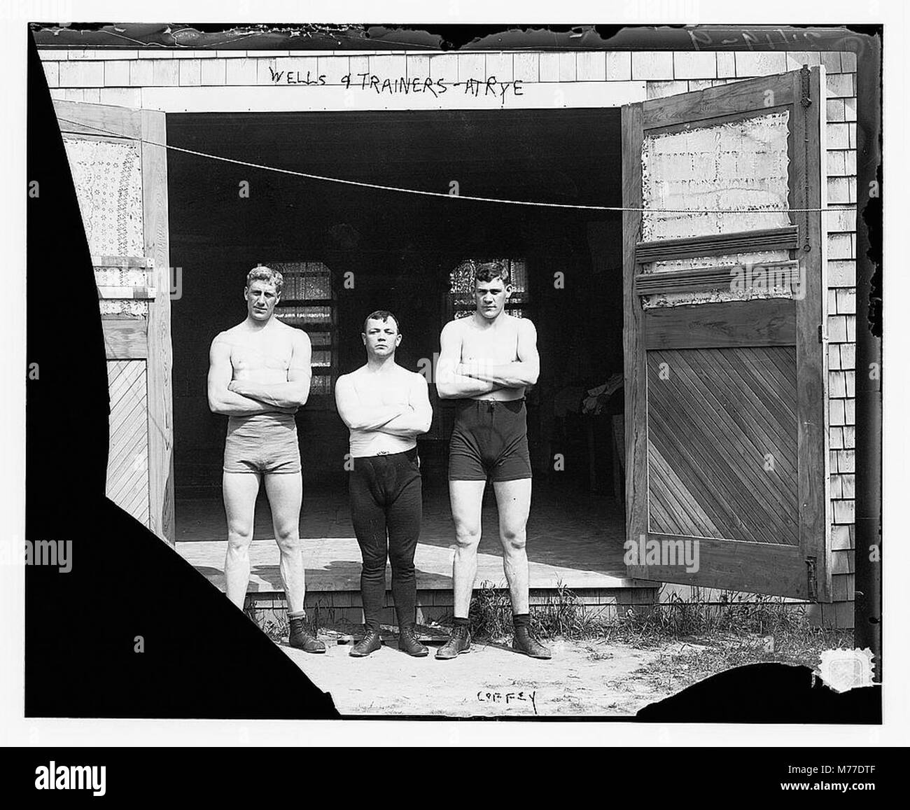 Dieses Foto zeigt Wells (Coffey) mit einem Trainer bei Rye, der einen wichtigen Moment in der Welt des Pferderennsports festnimmt. Roggen ist bekannt für seine historischen Verbindungen zum Sport. Stockfoto