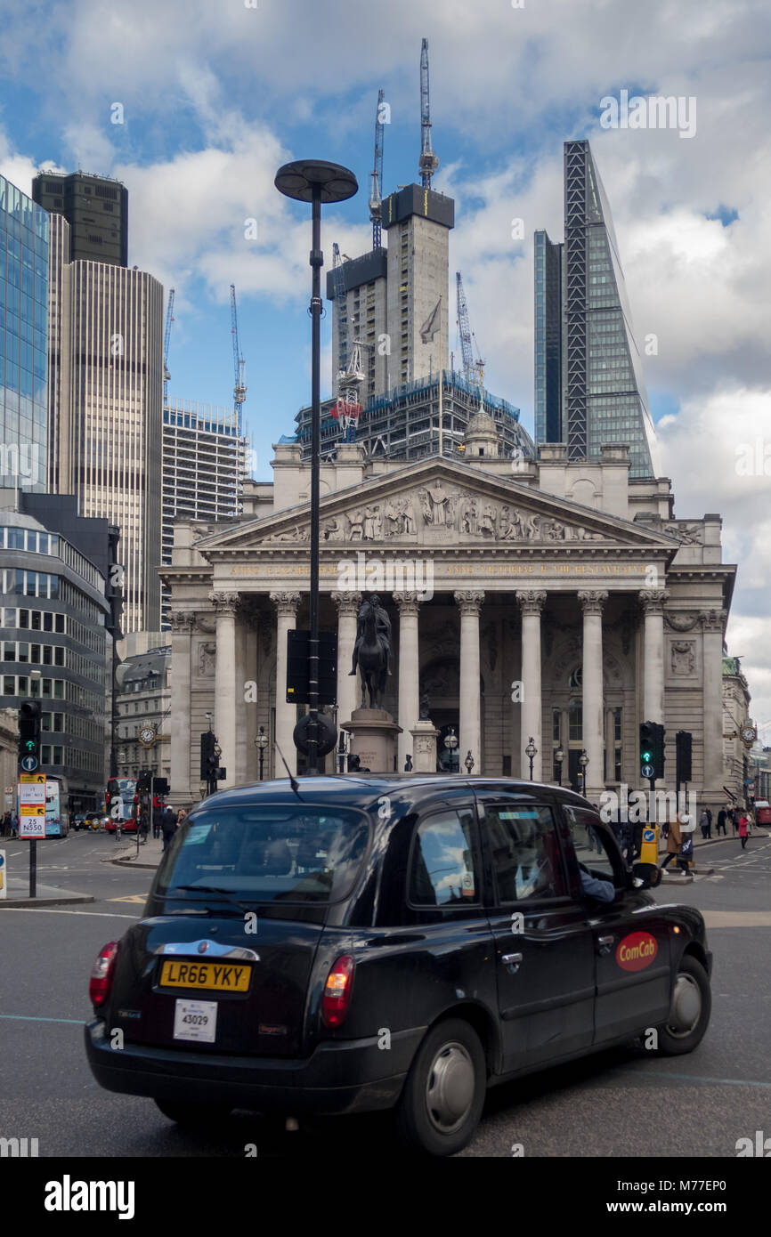 Eine traditionelle Black Cab fahren vorbei am Royal Exchange Gebäude in der Londoner City Stockfoto