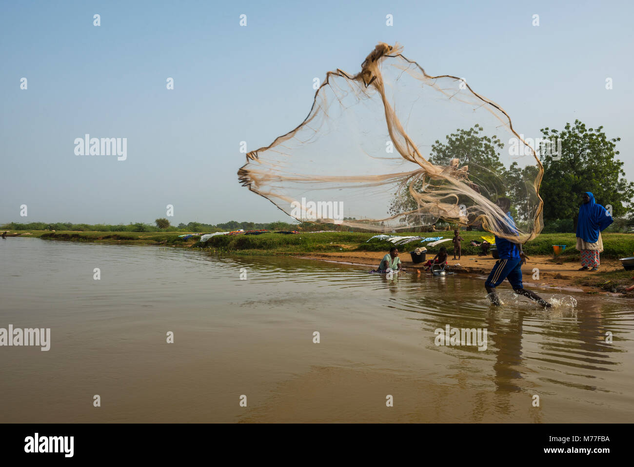 Fischer wirft seine Fischernetz in den Fluss Niger, Niamey, Niger, Afrika Stockfoto