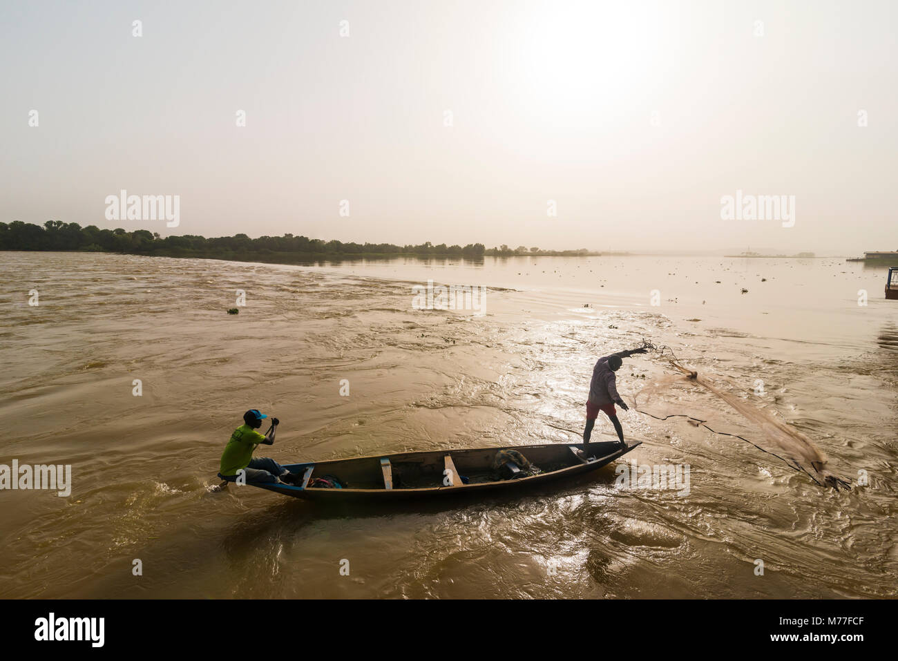 Fischer wirft seine Fischernetz in den Fluss Niger, Niamey, Niger, Afrika Stockfoto