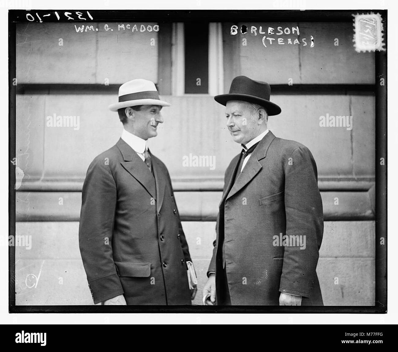 William G. McAdoo und Burleson aus Texas sind in diesem Bild festgehalten, bedeutende politische Persönlichkeiten in der amerikanischen Politik des frühen 20. Jahrhunderts, bekannt für ihre Beiträge zum staatlichen Dienst und zur öffentlichen Politik. Stockfoto