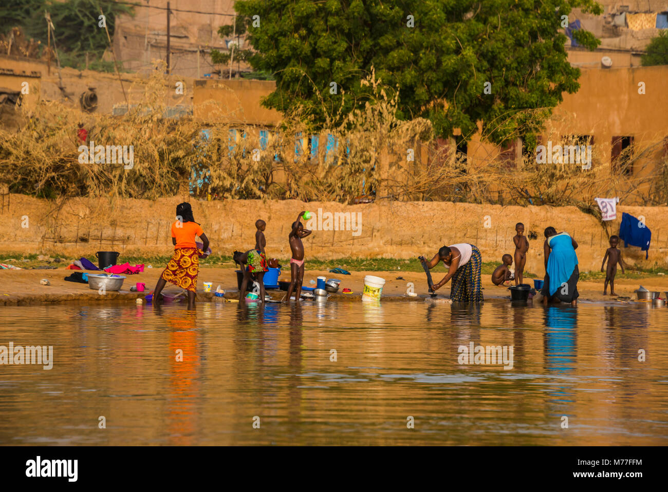 Menschen Waschen an den Ufern des Flusses Niger, Niamey, Niger, Afrika Stockfoto