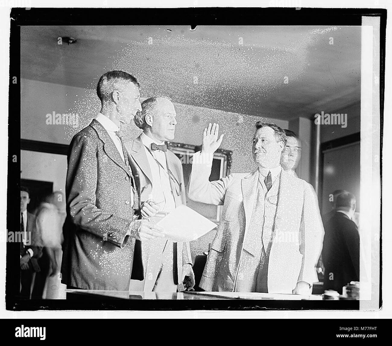 Dieses Foto zeigt WM. J. Burns wurde am 22. August 1921 vereidigt. Burns, eine prominente Persönlichkeit der Strafverfolgungsbehörden des frühen 20. Jahrhunderts, wurde bekannt für seine Rolle bei der Kriminalermittlung und die Gründung des Federal Bureau of Investigation (FBI). Stockfoto