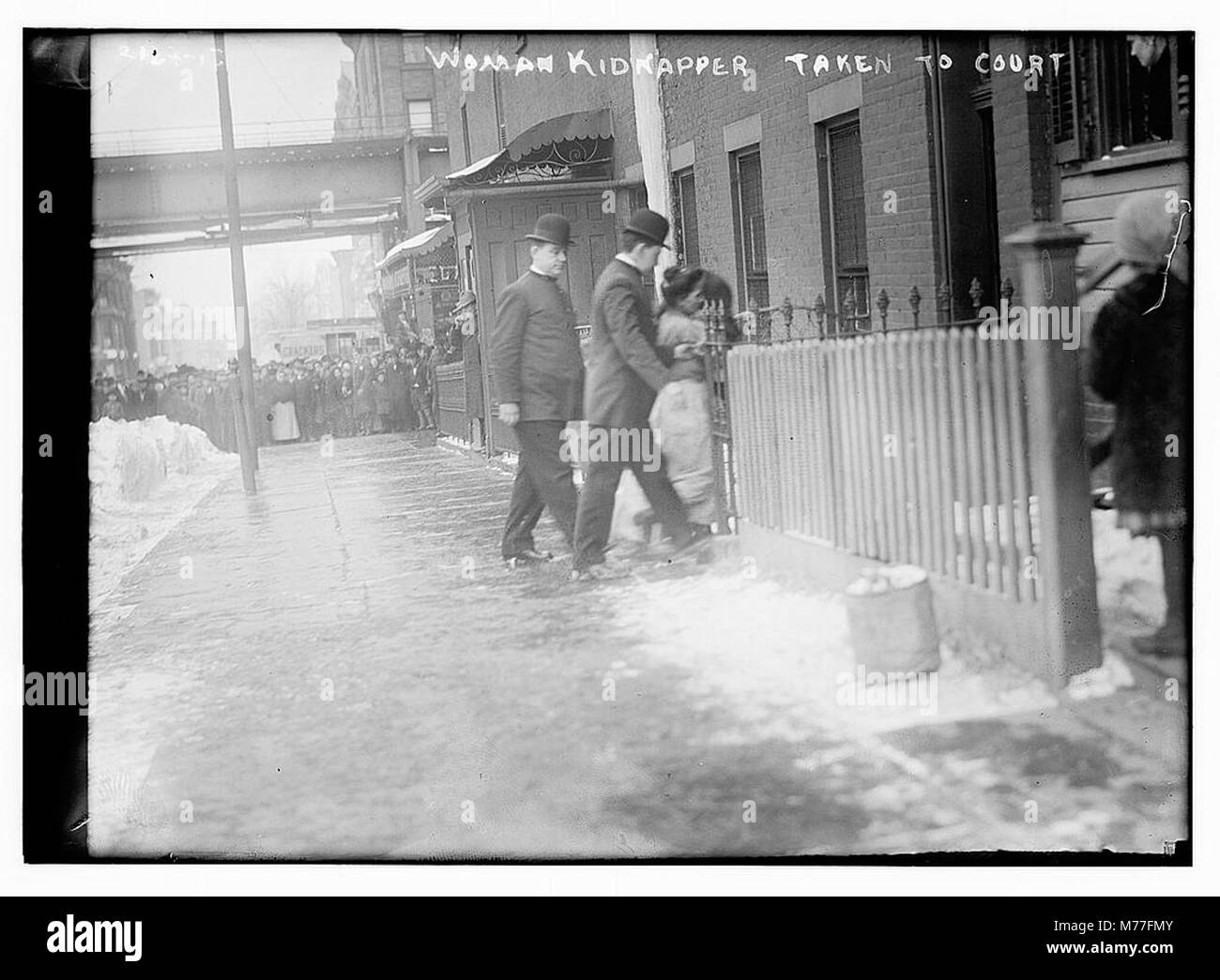 Eine Frau, die vor Gericht wegen ihrer Beteiligung an einem Entführungsfall begleitet wird. Das Bild zeigt den angespannten juristischen Moment während ihres Prozesses. Stockfoto